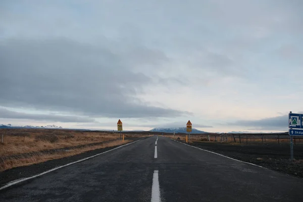 Long Asphalt Leading Vast Landscape Iceland — Stok fotoğraf