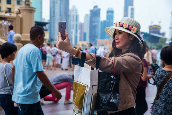 Dubai Emirados Arab Unidos Outubro 2021 Uma Turista Moda Tirando — Fotografia de Stock