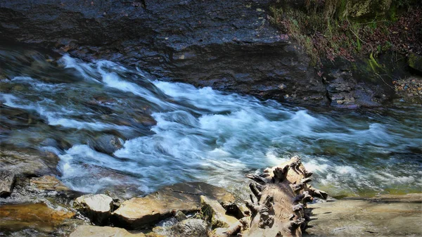 Річковий Струмок Оточений Скелями — стокове фото