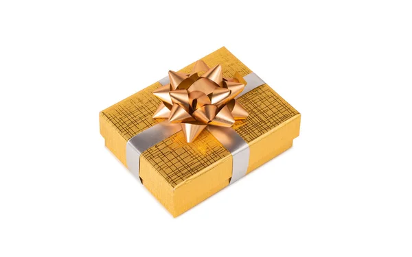 一只金色礼品盒的特写照片 上面有一个用白色背景隔开的蝴蝶结 — 图库照片