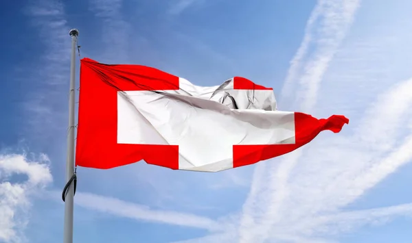 Švýcarská Vlajka Vlnící Tyči Modré Obloze — Stock fotografie