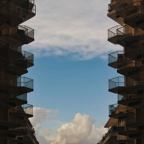 Blue Cloudy Sky Two Apartment Buildings — Stock Fotó