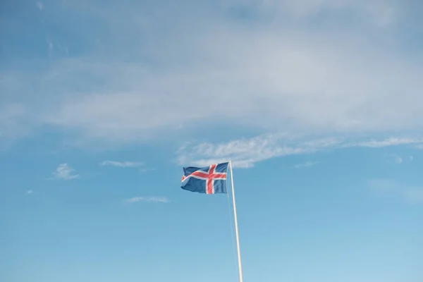 Drapeau National Ondulant Islande Sous Ciel Bleu Nuageux — Photo