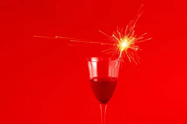 赤の背景に輝く輝きを持つ赤ワインのグラスの閉鎖 — ストック写真