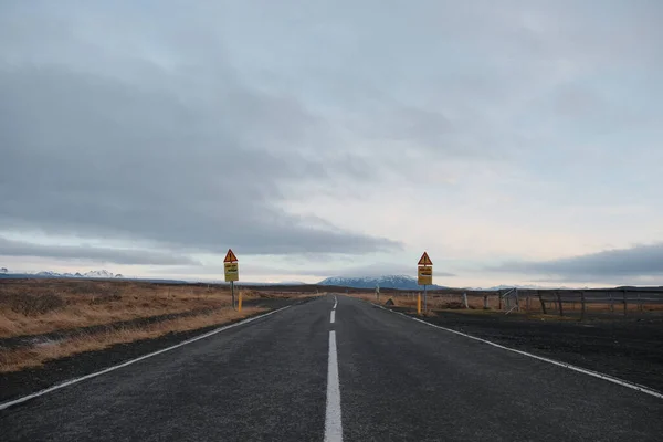 Long Asphalt Leading Vast Landscape Iceland — Foto de Stock