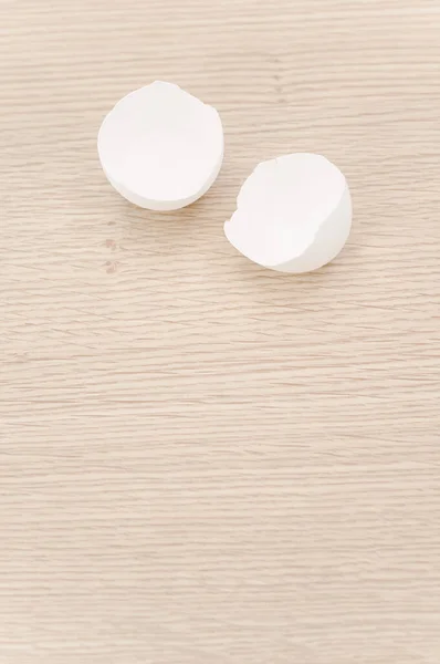 テキストのためのコピースペースを持つ天然の木製の卓上表面上の有機白い卵の殻 — ストック写真