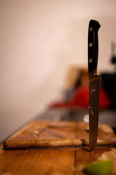 Vertical Shot Knife Wooden Cutting Board — Foto Stock