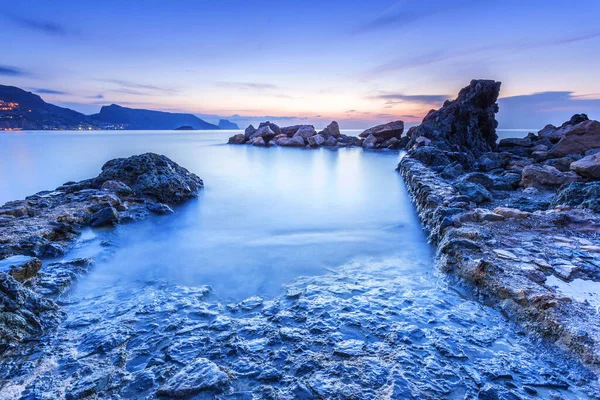 Una Hermosa Escena Una Playa Rocosa Atardecer — Foto de Stock