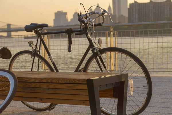 骑自行车靠在木制长椅上的特写镜头 — 图库照片