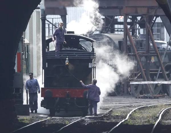 格罗斯蒙特 2021年8月16日 英国格罗斯蒙特车站 Grosmont Station 的乘务员正在准备的蒸汽火车 — 图库照片