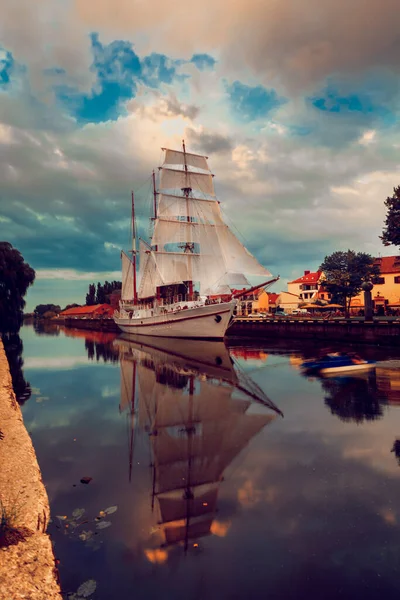 Klaipeda Litwa Wrz 2014 Piękny Widok Zachodzący Słońce Żaglowca Meridianas — Zdjęcie stockowe