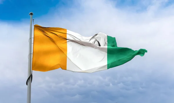 Elfenbenskustens Flagga Viftar Stolpe Blå Himmel — Stockfoto