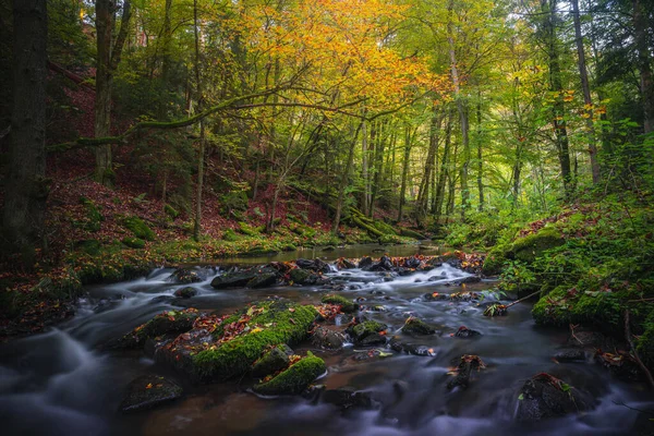 Прекрасное Туристическое Место Осенний Лес Перлбахтале Натурально Ниспадающий Перлфеталь — стоковое фото