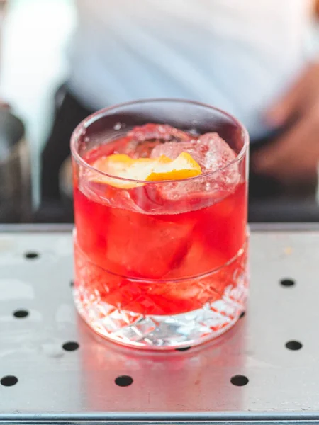 Een Verticaal Shot Van Een Negroni Campari Aperol Cranberry Cocktail — Stockfoto