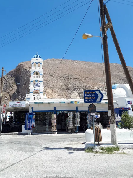 Santorini Řecko 2021 Bílá Modrá Kopule Zvonice Kostela Pozadí Městě — Stock fotografie