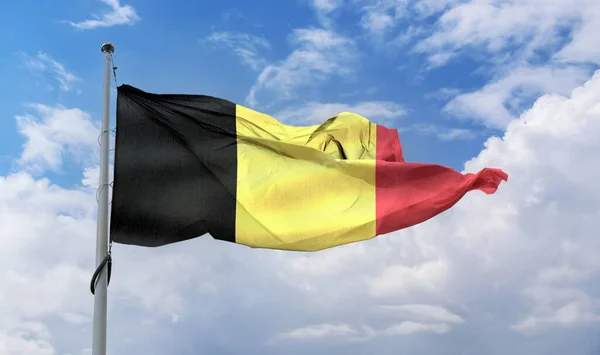 Μια Βελγική Σημαία Κυματίζει Ένα Στύλο Στον Γαλάζιο Ουρανό — Φωτογραφία Αρχείου