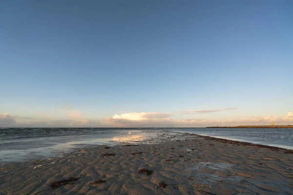 Piękne Ujęcie Pejzażu Morskiego Pod Zapierającym Dech Piersiach Zachodem Słońca — Zdjęcie stockowe