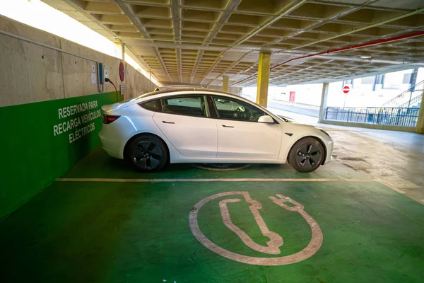 Plasencia Hiszpania Grudnia 2021 Ładowanie Nowoczesnego Elektrycznego Samochodu Tesla Publicznym — Zdjęcie stockowe