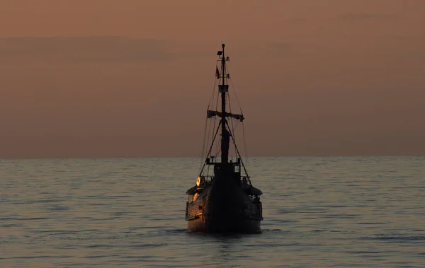 Old Fishing Boat Sunset Sea — Zdjęcie stockowe