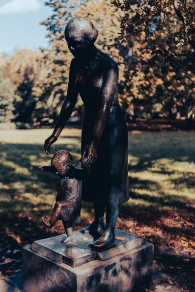 Closeup Statue Mother Child Park — Foto Stock
