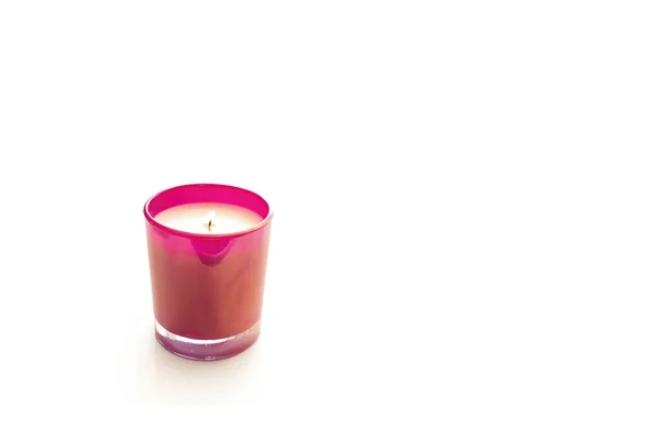 在白色背景上隔离的小红杯中燃烧的蜡烛的特写 — 图库照片