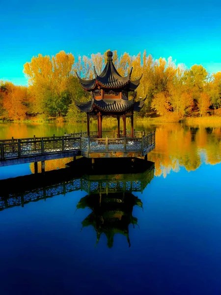 Vertical Shot Chinese Hut Sea Autumn — Stockfoto