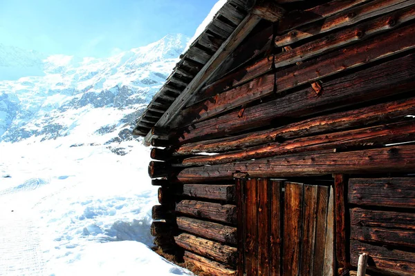 Piękny Widok Pokryte Śniegiem Góry Chaty Zimie — Zdjęcie stockowe