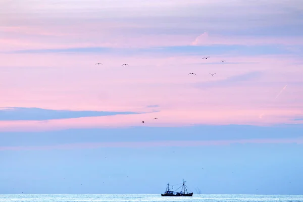 Trawler Sunset Dutch Coast — Stockfoto