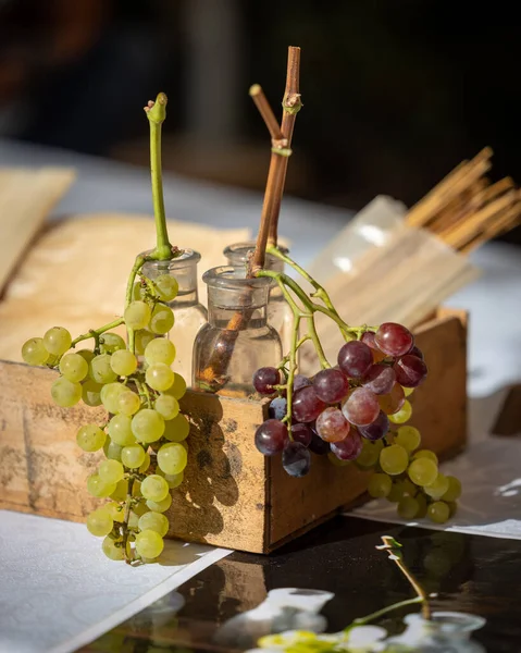 Vertical Shot Freshly Harvested Grapes Wooden Box — Zdjęcie stockowe