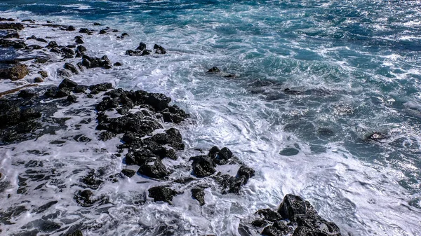 Eine Nahaufnahme Von Meereswellen Der Küste — Stockfoto