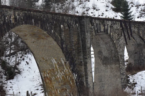 Uma Vista Arrepiante Arco Uma Velha Ponte Campo Inverno — Fotografia de Stock