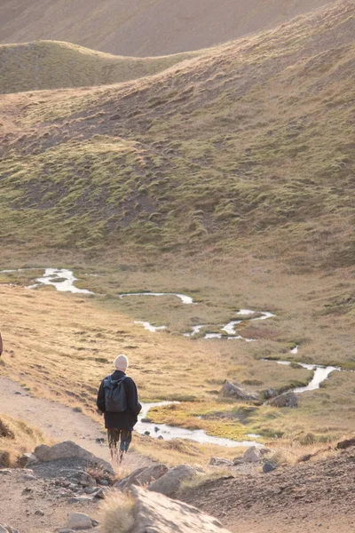 Achteraanzicht Van Een Wandelende Mannelijke Wandelaar Bergafwaarts Ijsland — Stockfoto