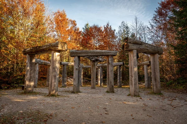 Wooden Monument Colorful Autumn Forest — Stock fotografie