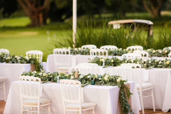 Delicate Arrangement Wedding Venue Tables Decorated White Water Lilies Candles — стоковое фото