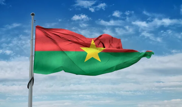Een Burkina Faso Vlag Zwaaiend Een Paal Een Blauwe Lucht — Stockfoto