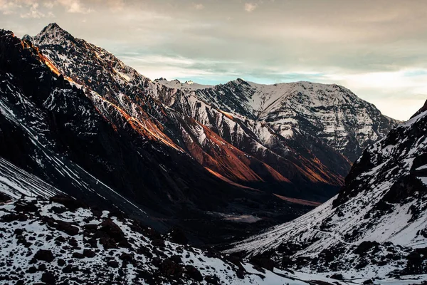 Μια Όμορφη Θέα Ενός Ορεινού Τοπίου Κορυφές Καλυμμένες Χιόνι — Φωτογραφία Αρχείου