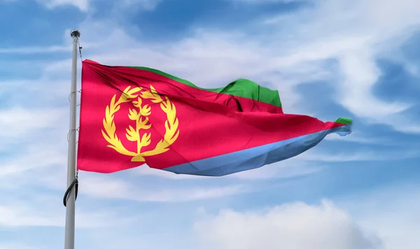 Uma Bandeira Eritreia Acenando Poste Céu Azul — Fotografia de Stock