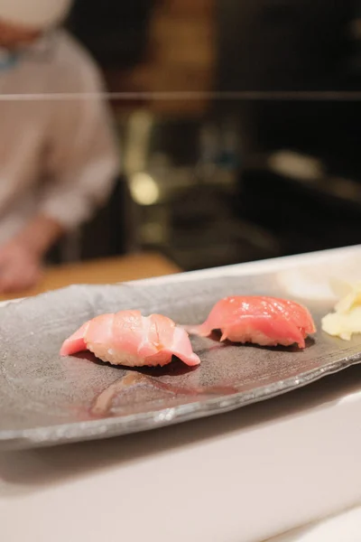 Een Close Shot Van Tonijn Sashimi Een Stenen Plaat — Stockfoto