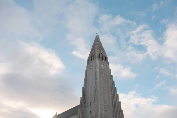 Χαμηλή Γωνία Της Διάσημης Εκκλησίας Hallgrimskirkja Στο Ρέικιαβικ Της Ισλανδίας — Φωτογραφία Αρχείου