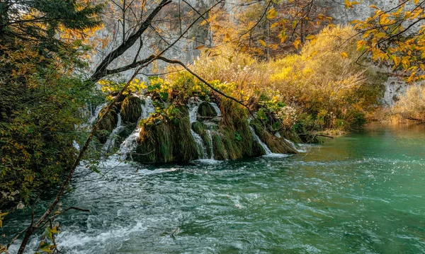 Beautiful Waterfall Green Lake Famous Plitvice Lakes National Park Croatia — стоковое фото