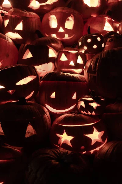 Vertical Shot Illuminated Halloween Pumpkins — Fotografia de Stock