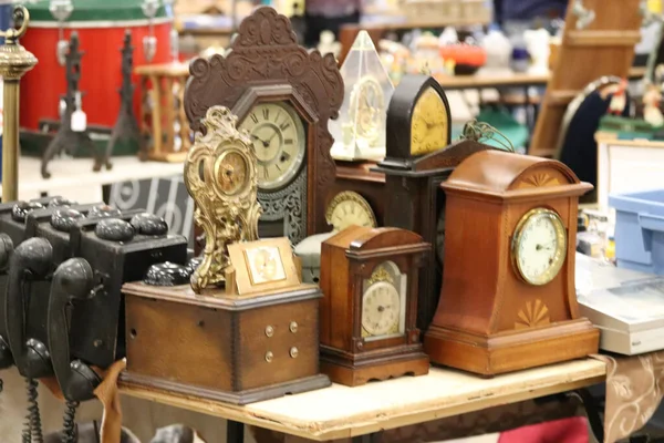 Different Vintage Clocks Table Flea Market — Stockfoto