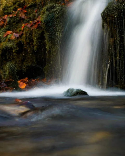 Beautiful Shot Waterfall Rocks Autumn Leaves — Stock fotografie