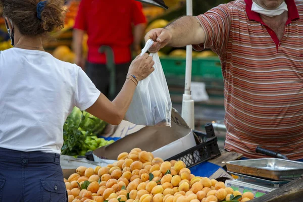 Closeup Shot Fruit Seller Marketplace — стоковое фото