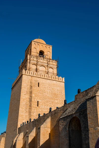 Una Toma Ángulo Bajo Gran Mezquita Kairuán Túnez — Foto de Stock