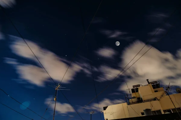 Plano Ángulo Bajo Una Luna Blanca Hermoso Cielo — Foto de Stock