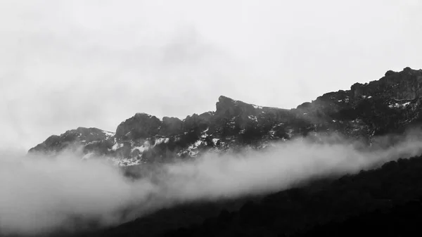 Grayscale Fog Mountains — Stockfoto