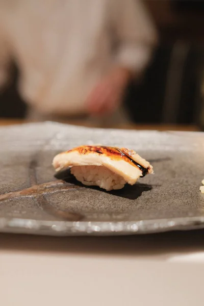 Eine Nahaufnahme Von Sashimi Auf Einer Steinplatte — Stockfoto