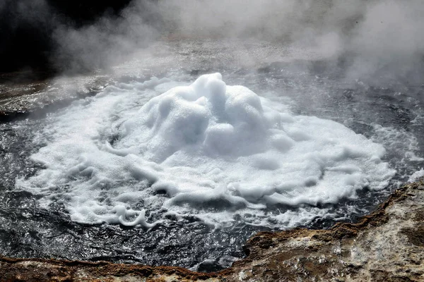 南美洲阿塔卡马沙漠上的蒸气腾腾的温泉 — 图库照片