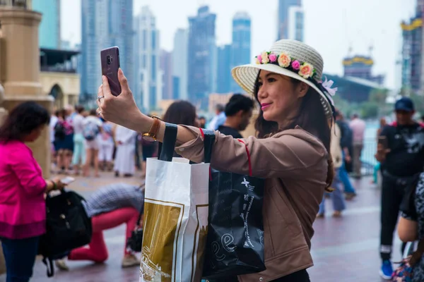 Dubai United Arab Emirates Oct 2021 Fashionable Female Tourist Taking — Stock Photo, Image